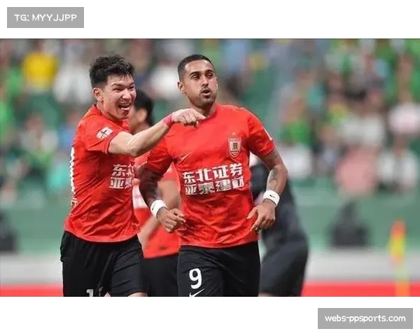 加布里埃尔进球后与莱昂纳多庆祝瞬间