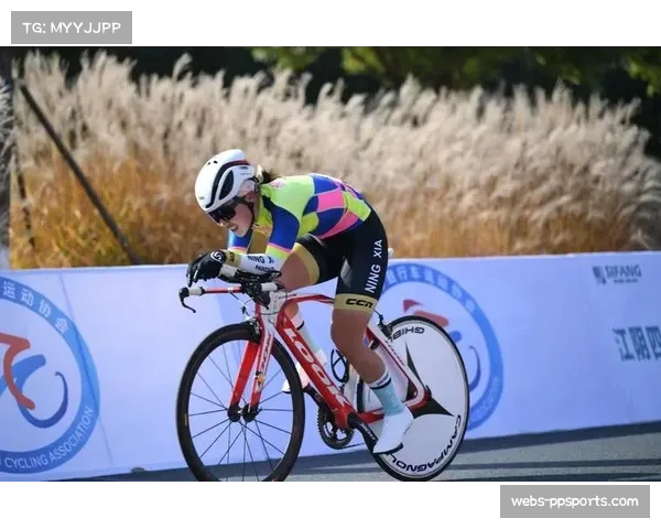 20公里青年混合团体计时赛：中国国家公路自行车队青年小将奋力追赶表现勇敢