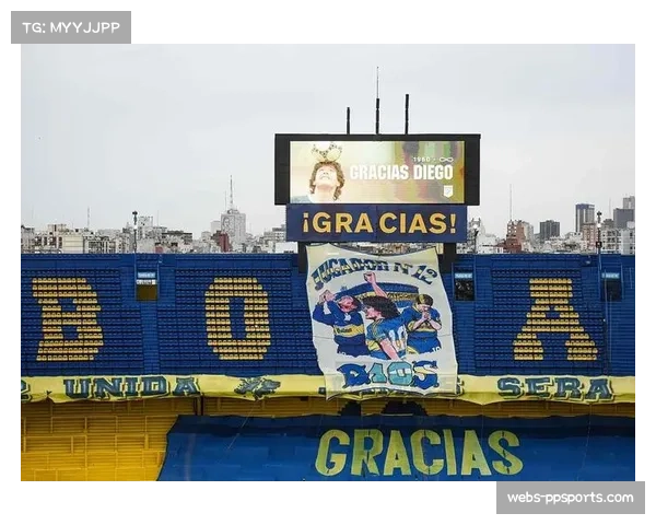 场内花絮:那不勒斯主场球迷展示巨型Tifo致敬已故传奇马拉多纳 场内花絮:那不勒斯主场球迷展示巨型Tifo致敬已故传奇马拉多纳